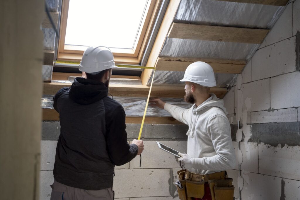 medium-såçhot-people-working-with-helmets-min
